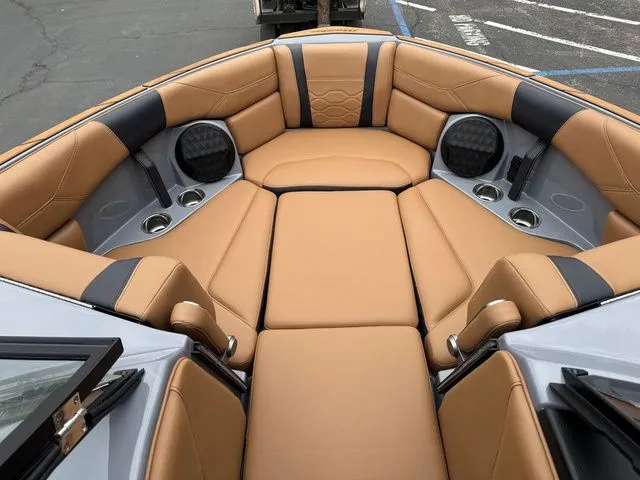 Slide: The Image of Malibu Wakesetter 23 LSV 2026 - 6