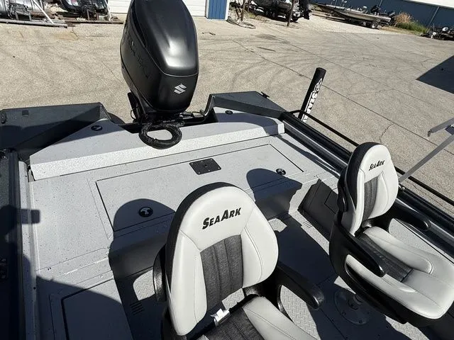 Slide: The Image of SeaArk Pro Cat 240 2026 - 14