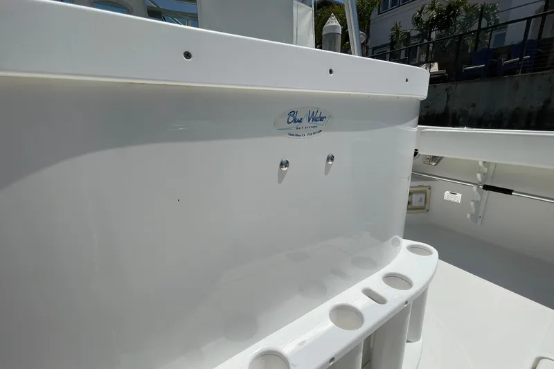 Slide: The Image of 2005 Rampage 33 Express boat deck with Blue Water bait system. - 15