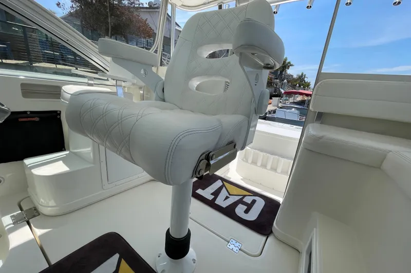 Slide: The Image of Luxurious white captain's chair on 2005 Rampage 33 Express boat deck. - 26