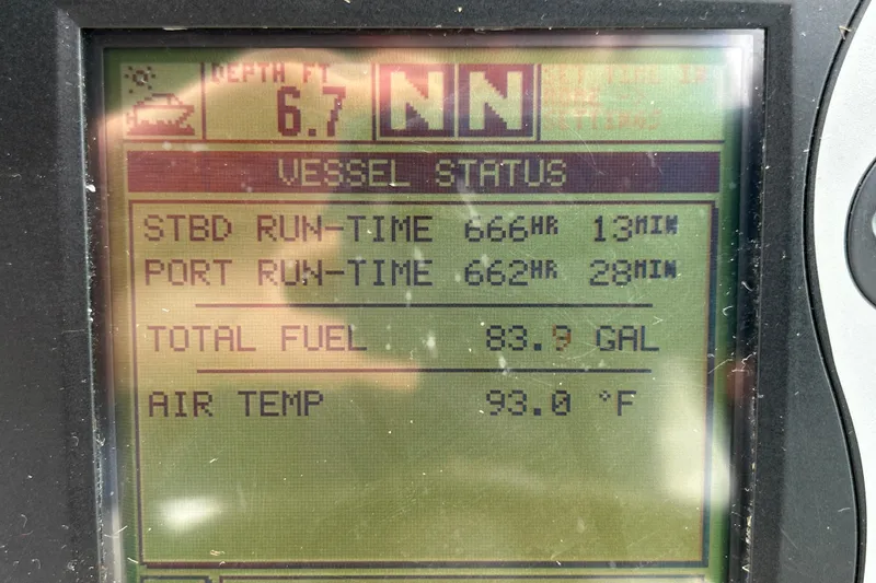 Slide: The Image of Display screen showing vessel status for 2005 Sea Ray 320 Sundancer. - 34