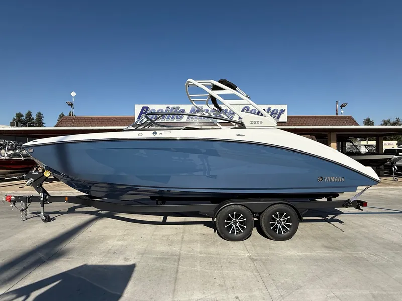 The Image of Yamaha 252 S w/ Twin 1.8L Yamaha's 2025 - 1