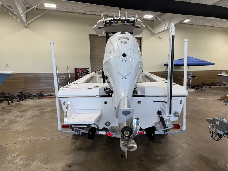 Slide: The Image of Everglades 243 Center Console 2023 - 4