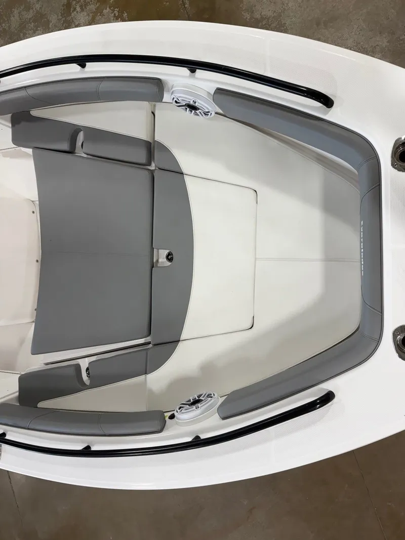 Slide: The Image of Everglades 243 Center Console 2023 - 5