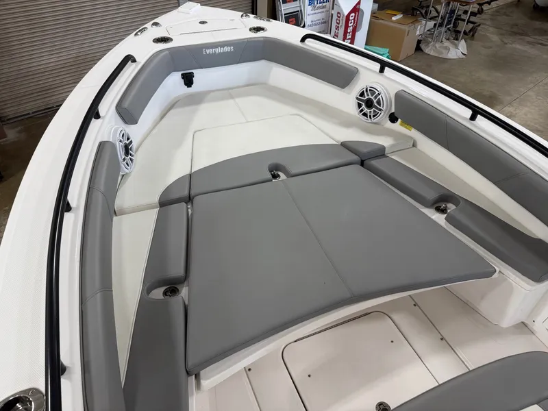 Slide: The Image of Everglades 243 Center Console 2023 - 9