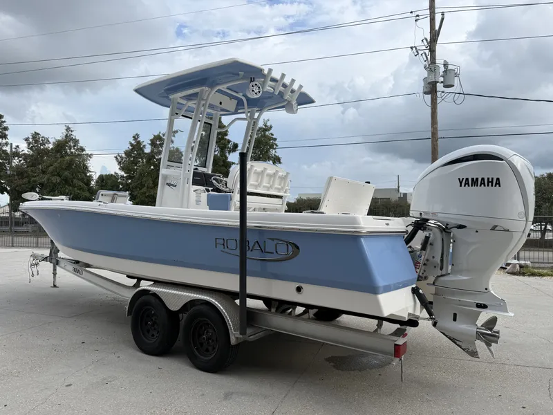 Slide: The Image of Robalo 246 Cayman 2022 - 15