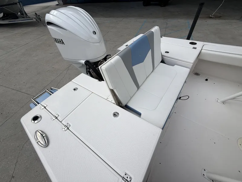 Slide: The Image of Robalo 246 Cayman 2022 - 19