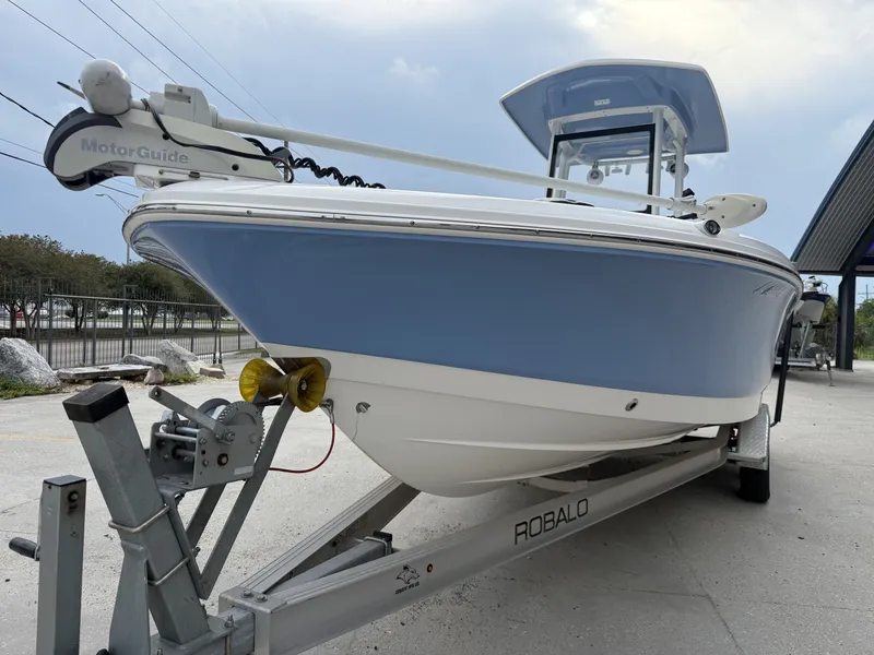 Slide: The Image of Robalo 246 Cayman 2022 - 6