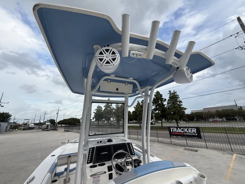 Slide: The Image of Robalo 246 Cayman 2022 - 8