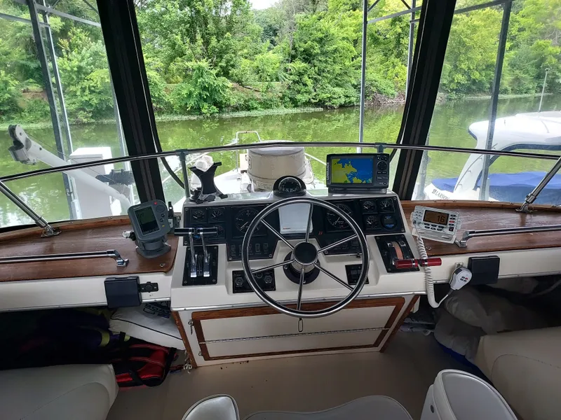 Slide: The Image of Bayliner 3870 Motoryacht 1989 - 14