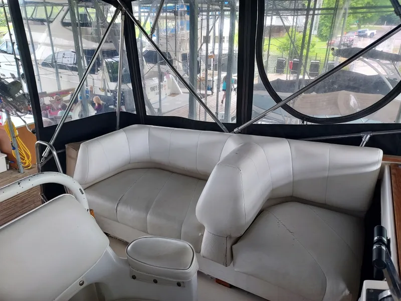 Slide: The Image of Bayliner 3870 Motoryacht 1989 - 15