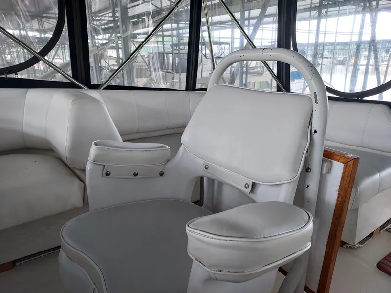 Slide: The Image of Bayliner 3870 Motoryacht 1989 - 16