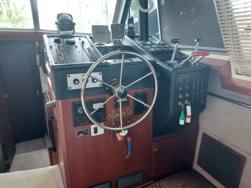 Slide: The Image of Bayliner 3870 Motoryacht 1989 - 18