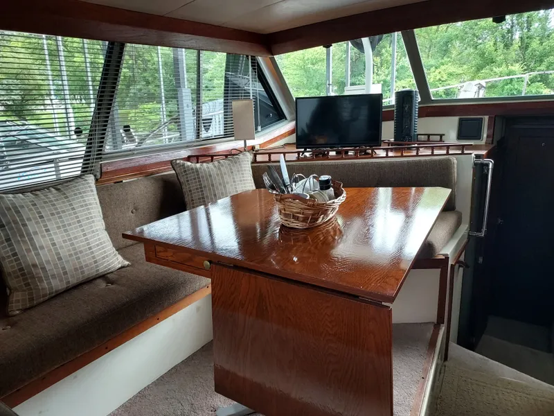 Slide: The Image of Bayliner 3870 Motoryacht 1989 - 23