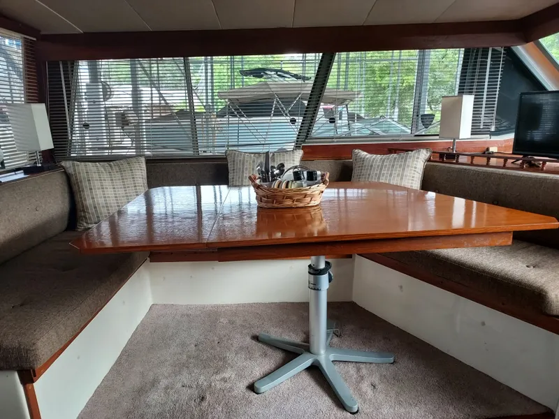 Slide: The Image of Bayliner 3870 Motoryacht 1989 - 24