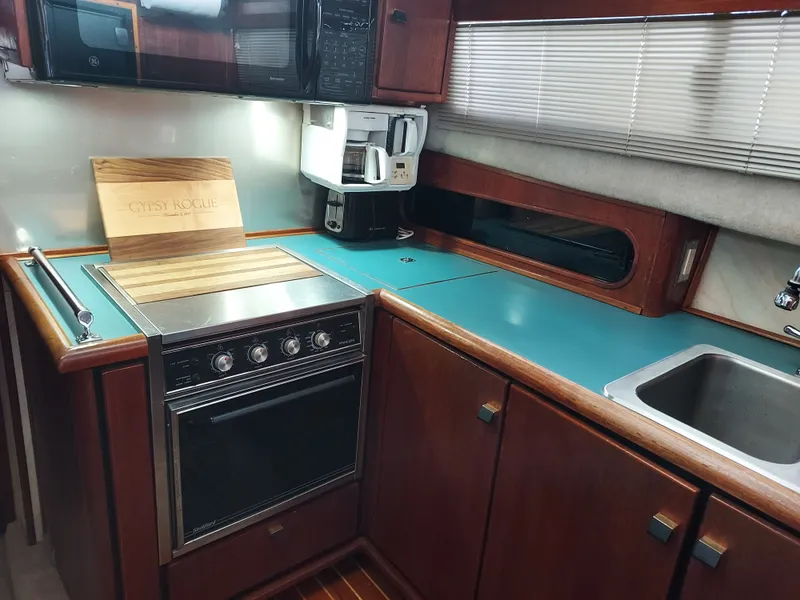 Slide: The Image of Bayliner 3870 Motoryacht 1989 - 25