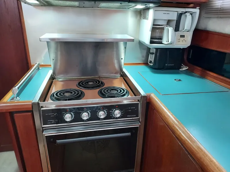 Slide: The Image of Bayliner 3870 Motoryacht 1989 - 26