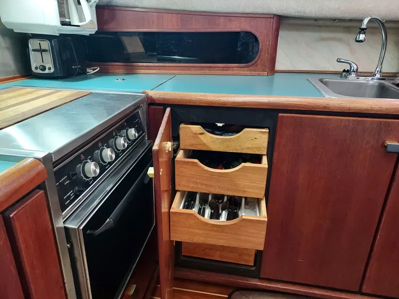 Slide: The Image of Bayliner 3870 Motoryacht 1989 - 28