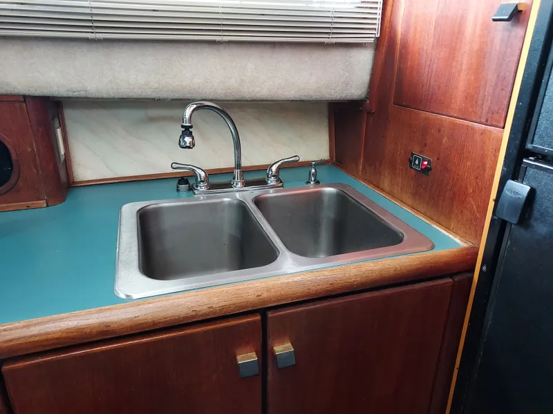 Slide: The Image of Bayliner 3870 Motoryacht 1989 - 30