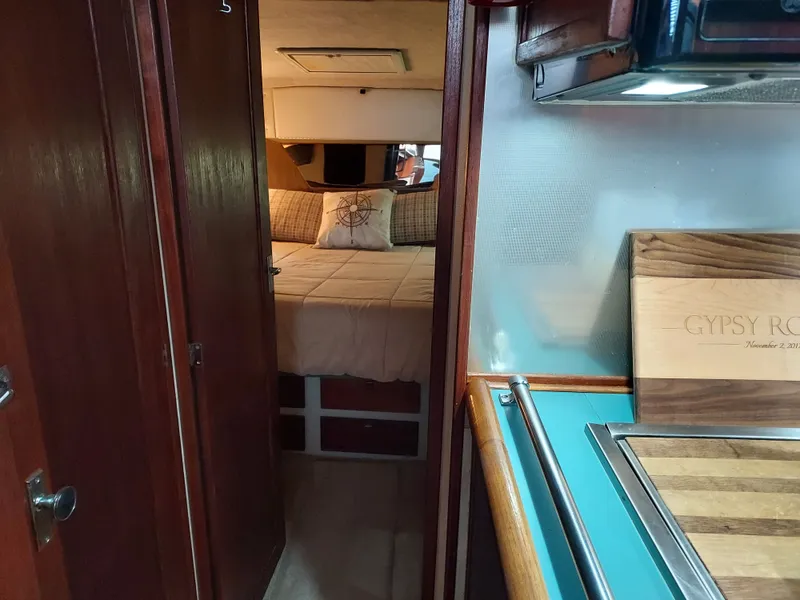 Slide: The Image of Bayliner 3870 Motoryacht 1989 - 32