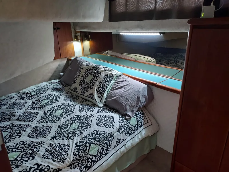 Slide: The Image of Bayliner 3870 Motoryacht 1989 - 37