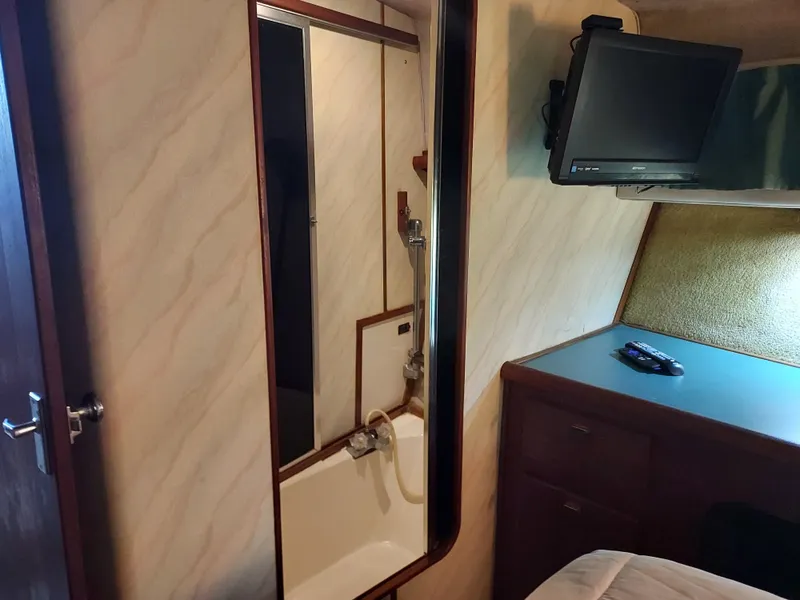 Slide: The Image of Bayliner 3870 Motoryacht 1989 - 38