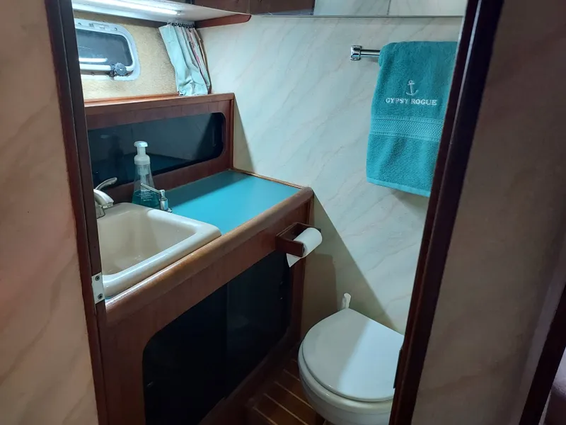 Slide: The Image of Bayliner 3870 Motoryacht 1989 - 41