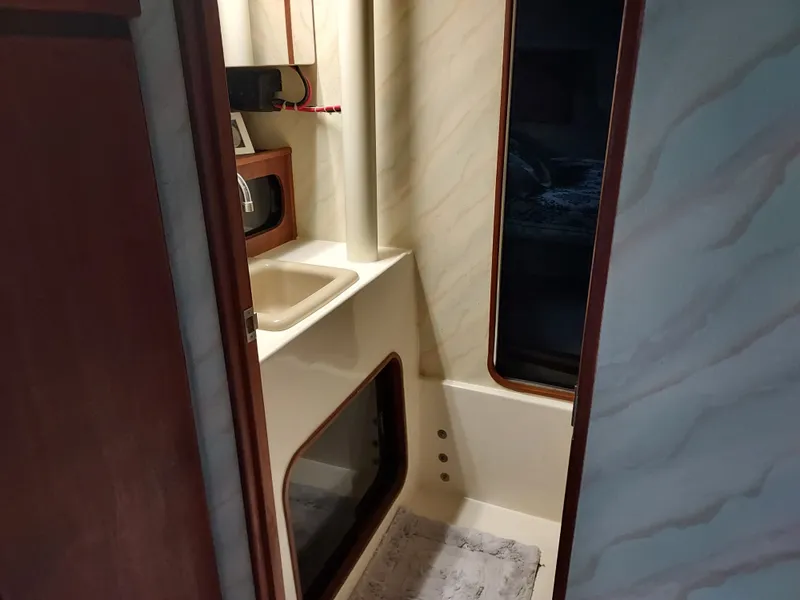 Slide: The Image of Bayliner 3870 Motoryacht 1989 - 43
