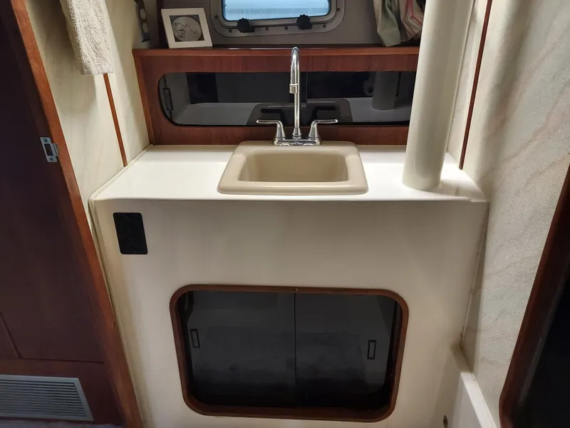 Slide: The Image of Bayliner 3870 Motoryacht 1989 - 44