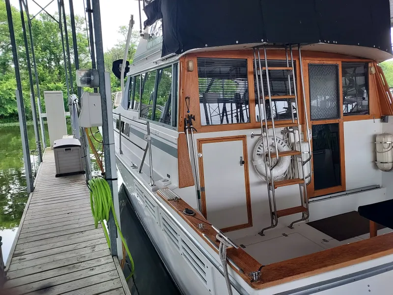Slide: The Image of Bayliner 3870 Motoryacht 1989 - 5