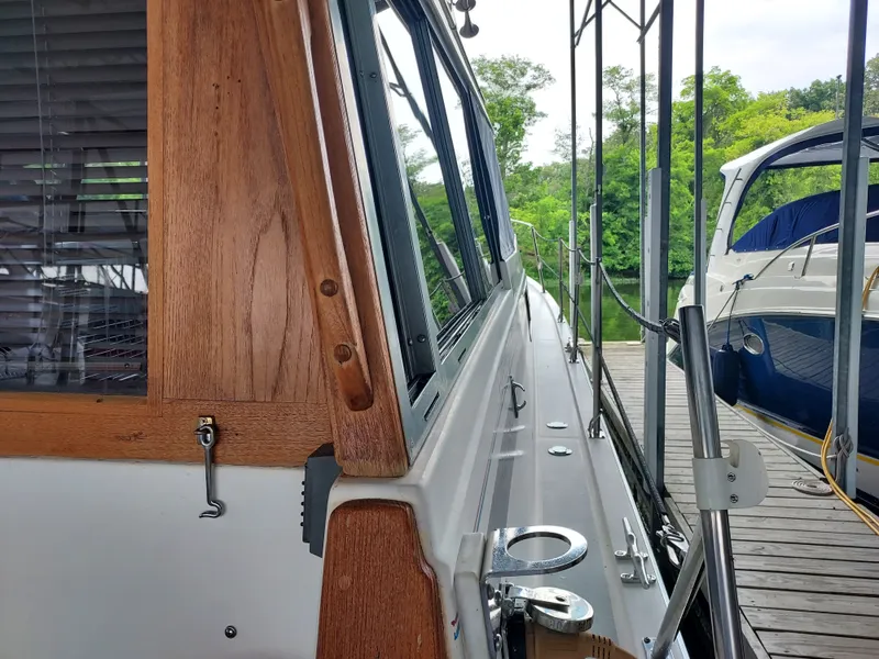Slide: The Image of Bayliner 3870 Motoryacht 1989 - 8