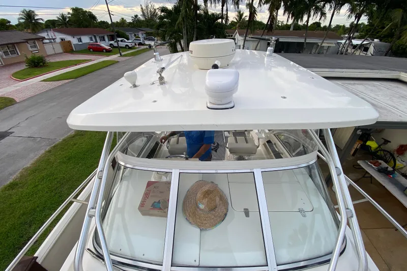 Slide: The Image of 2004 Hydra-Sports Vector 2800 WA boat parked in a residential neighborhood. - 18