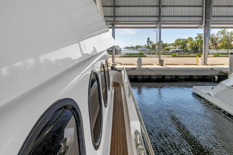 Slide: The Image of Neptunus 65 Flybridge 2000 - 56