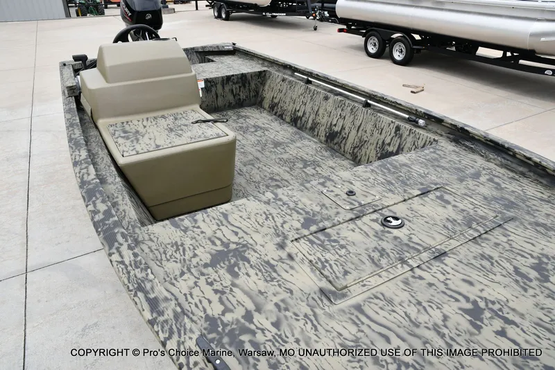 Slide: The Image of Tracker 1648 SC 2026 - 8