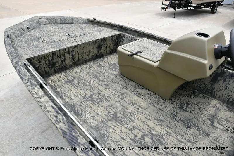 Slide: The Image of Tracker 1648 SC 2026 - 9