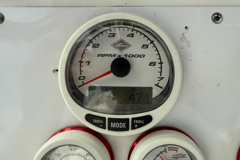 Slide: The Image of Tachometer display on 2005 Fountain 34 Sportfish CC Open Bow, showing 471 hours. - 18