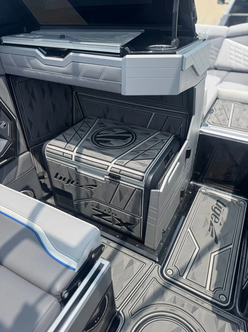 Slide: The Image of Tigé 23ZX 2024 - 12