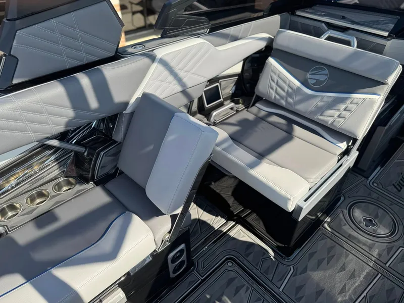 Slide: The Image of Tigé 23ZX 2024 - 6