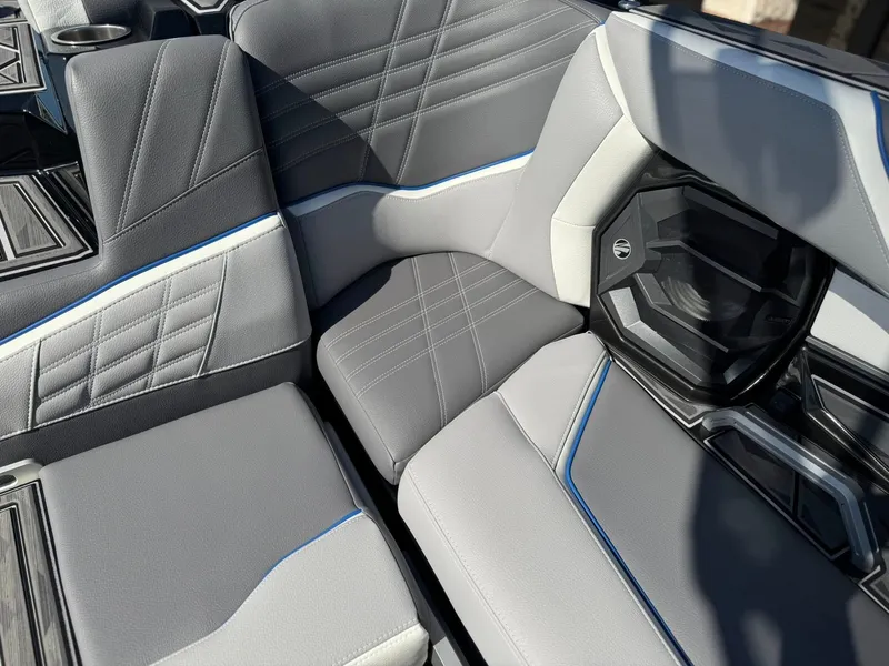 Slide: The Image of Tigé 23ZX 2024 - 8