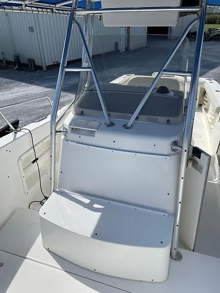 Slide: The Image of 2001 Shamrock 270 Open boat interior with seating and console. - 31