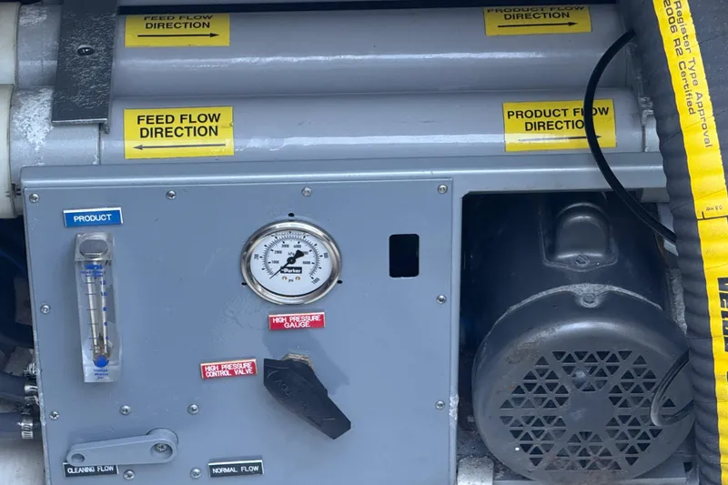 Slide: The Image of Engine compartment of 2001 Bayliner 4087 Aft Cabin Motoryacht with pressure gauge and flow indicators. - 45