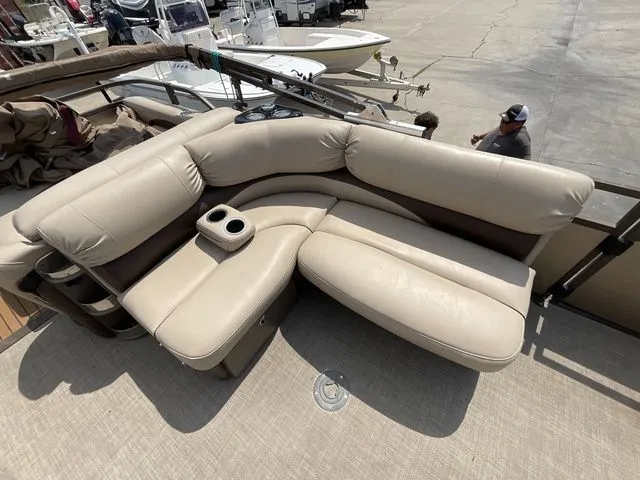 Slide: The Image of Regency 254 LE3 2015 - 10