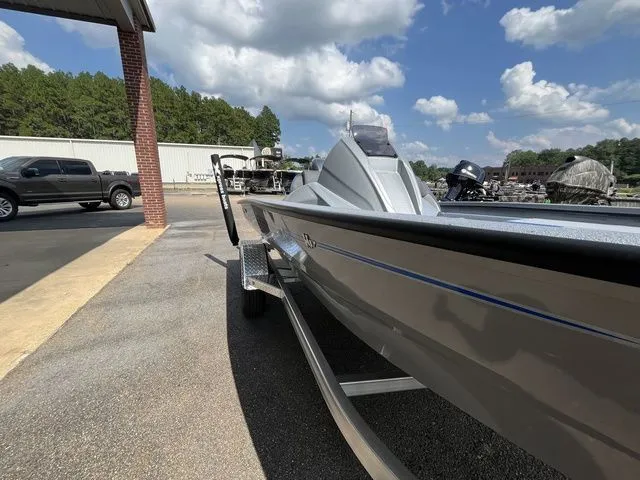 Slide: The Image of Xpress H17C Crappie 2026 - 10