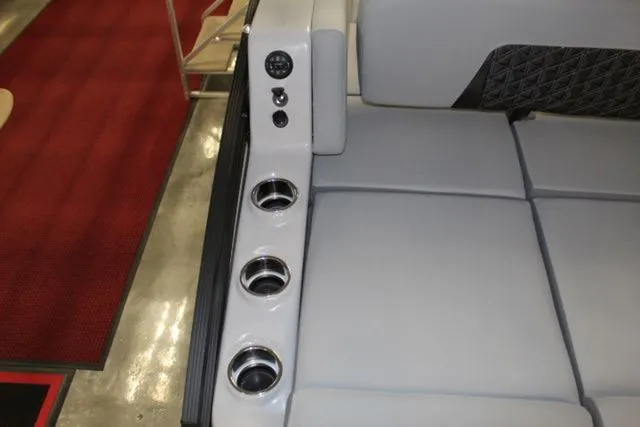 Slide: The Image of Harris Solstice 250 SL 2025 - 13