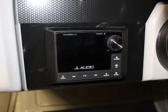 Slide: The Image of Harris Solstice 250 SL 2025 - 17