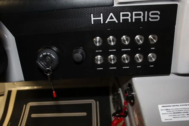 Slide: The Image of Harris Solstice 250 SL 2025 - 19