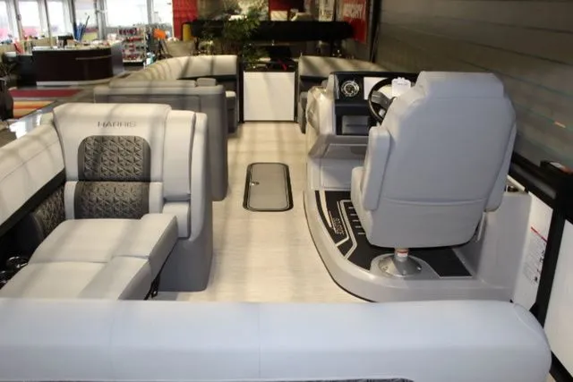 Slide: The Image of Harris Solstice 250 SL 2025 - 6