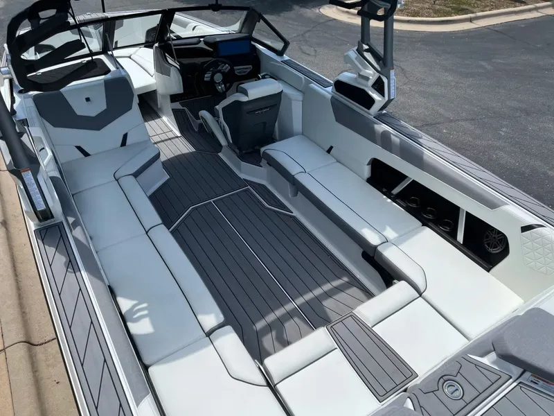 Slide: The Image of Nautique GS24 2024 - 19