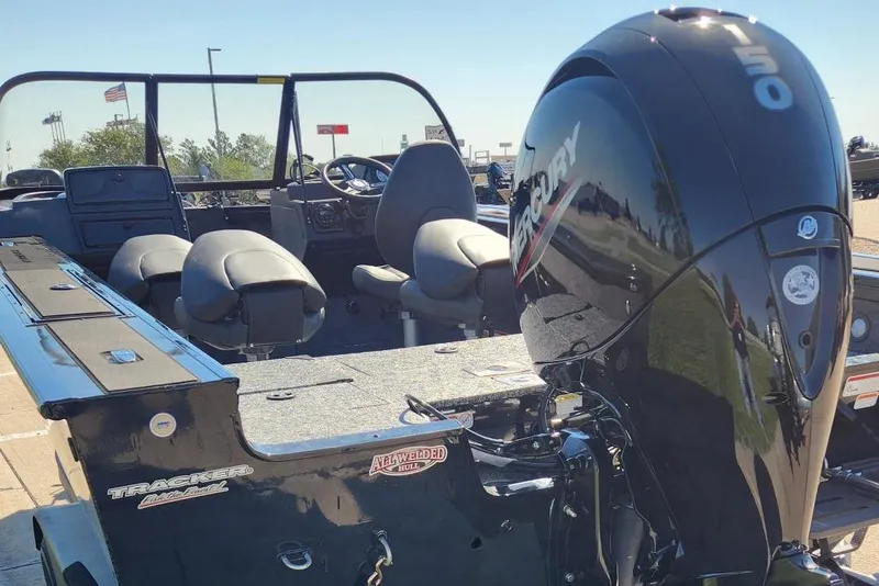 Slide: The Image of 2026 Tracker Targa V-18 Combo boat with Mercury 150 engine, interior view. - 4