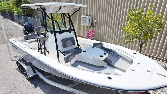 Slide: The Image of Sea Born LX22 Center Console 2026 - 14